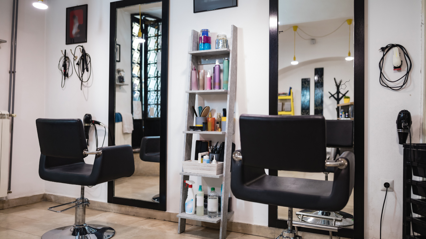 Intérieur d’un salon de coiffure professionnel, espace de vente et de conseil client