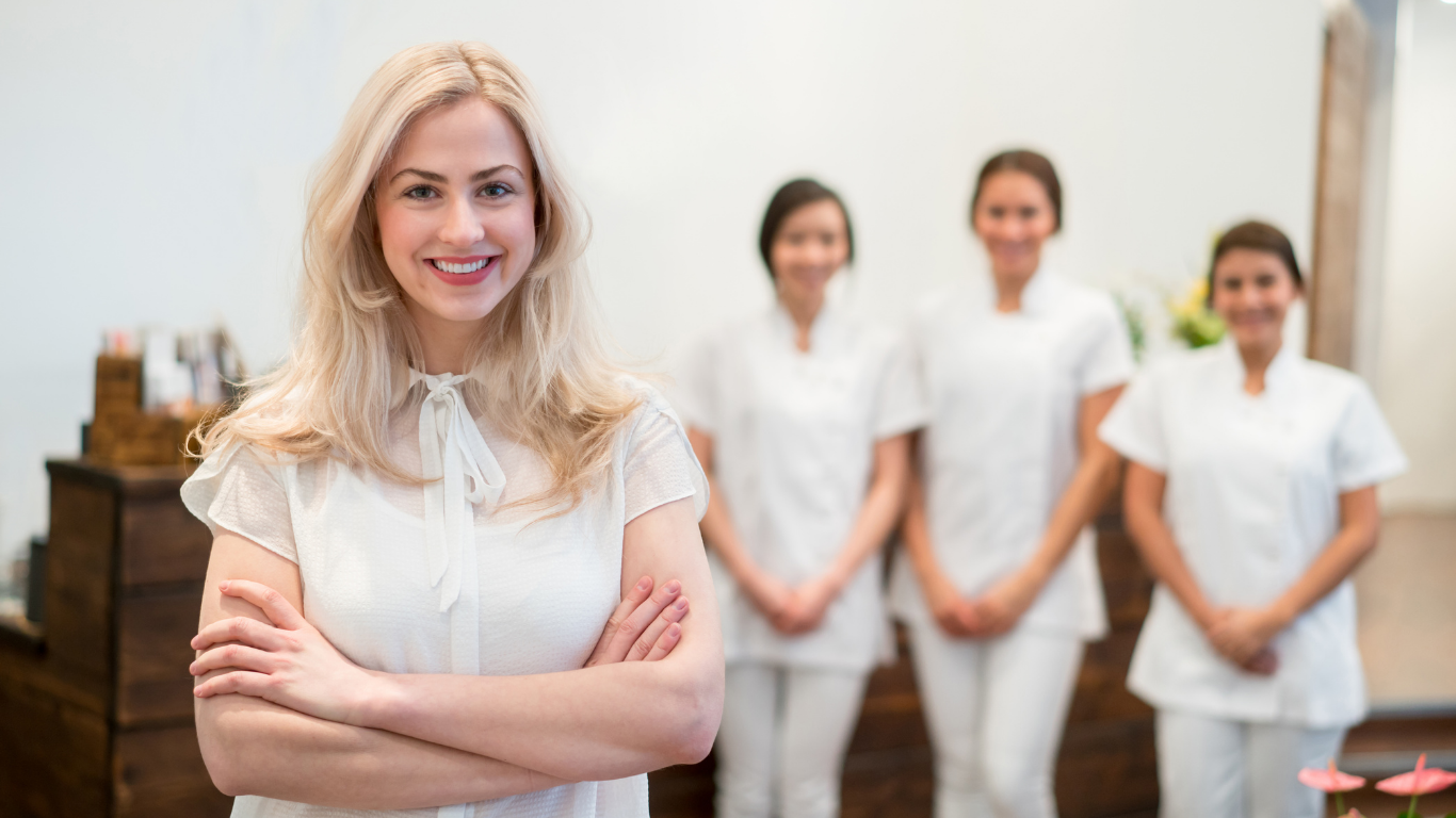 Spa manager avec son équipe professionnelle, engagés à optimiser les ventes spa sans travailler plus