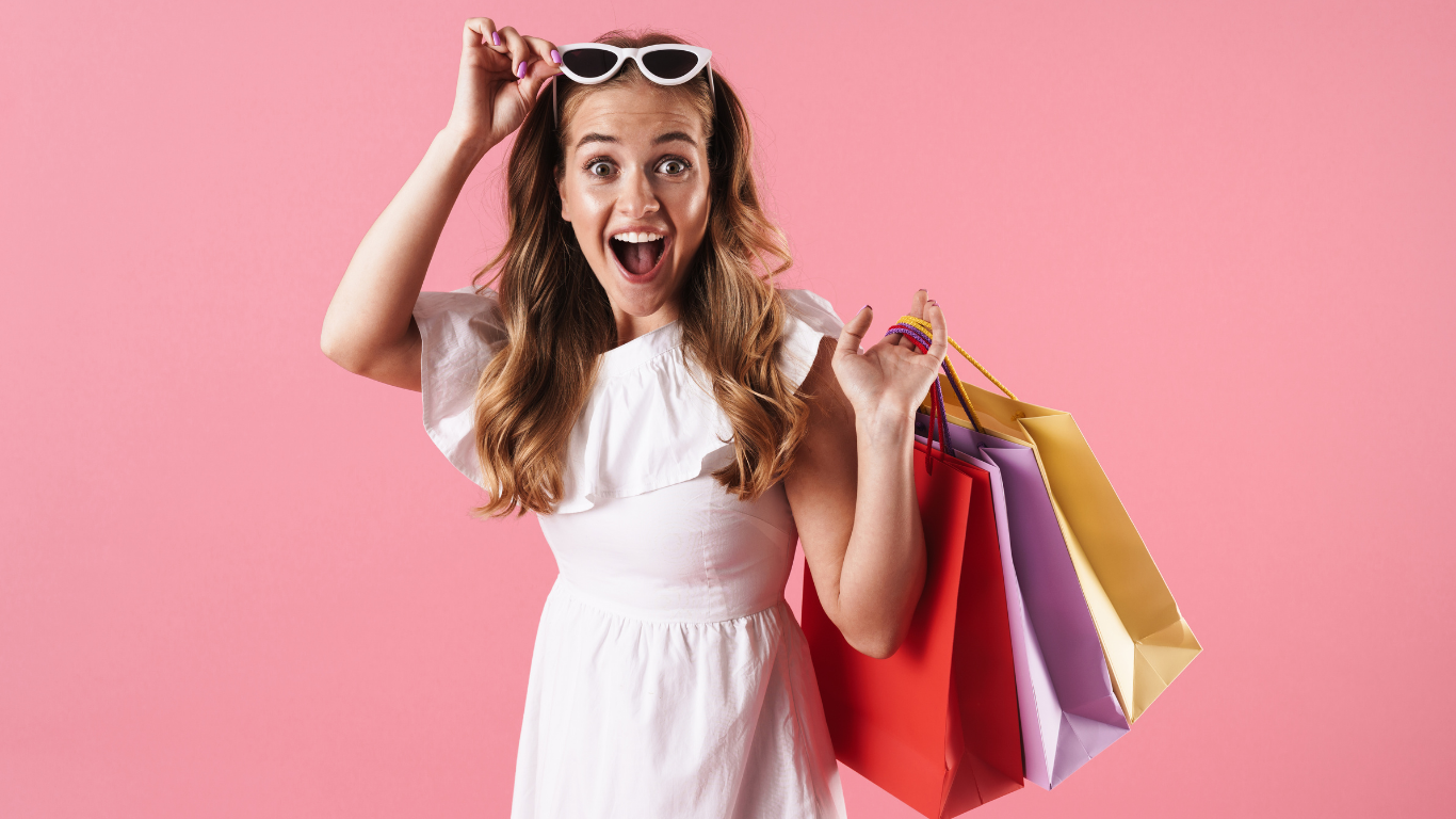 Cliente heureuse avec ses achats en institut, après une vente basée sur l’écoute et la compréhension de ses besoins.
